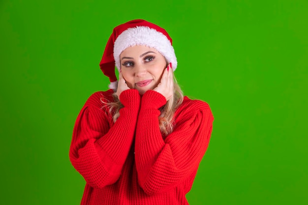 Bela jovem loira com chapéu de natal