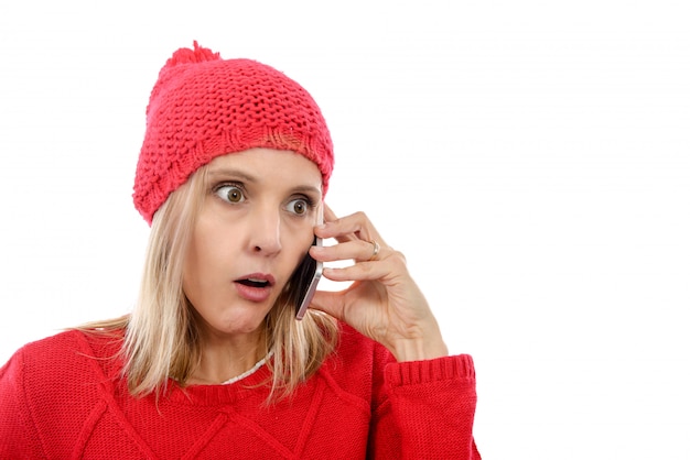 Bela jovem loira com um gorro vermelho