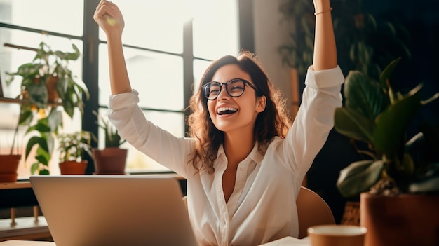 bela jovem mulher de negócios celebrando a vitória no escritório