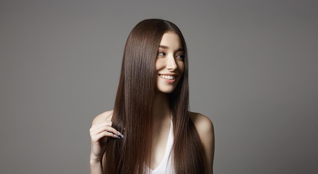 bela jovem mulher sorridente garota com cabelo saudável