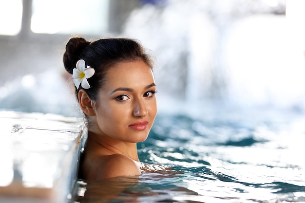 Bela jovem na piscina