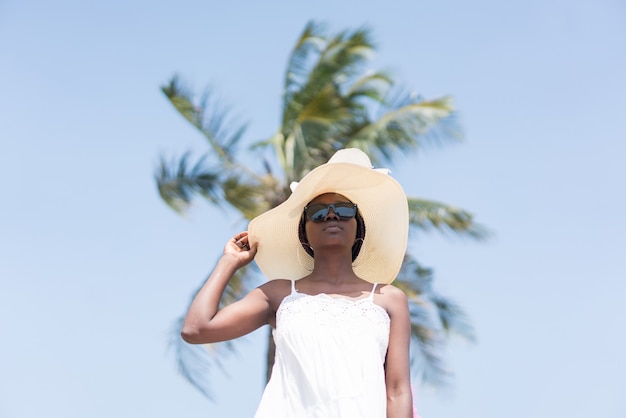 Bela jovem negra afro-americana na praia tropical