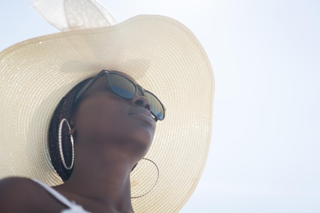 Bela jovem negra afro-americana na praia tropical