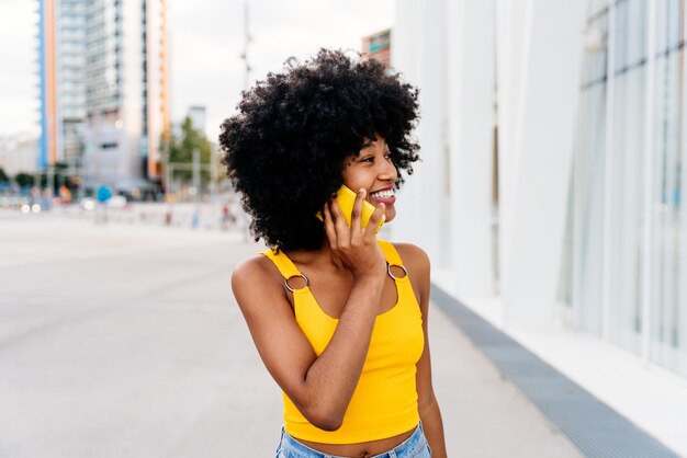 Bela jovem negra ao ar livre na cidade