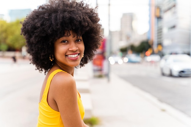 Bela jovem negra ao ar livre na cidade