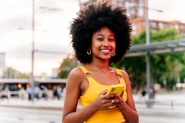 Foto bela jovem negra ao ar livre na cidade