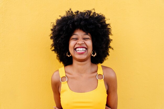 Foto bela jovem negra ao ar livre na cidade