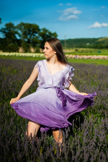 Foto bela jovem no campo de verão