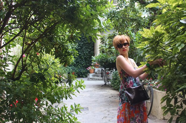 Bela jovem parisiense posando no Jardim das Tulherias