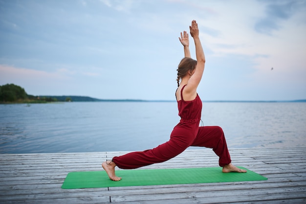 Bela jovem pratica yoga asana Virabhadrasana