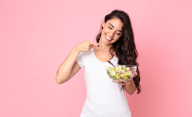 Bela jovem preparando uma salada