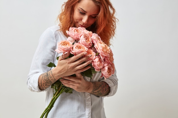 bela jovem ruiva segurando um buquê de rosas, dia dos namorados, dia das mães