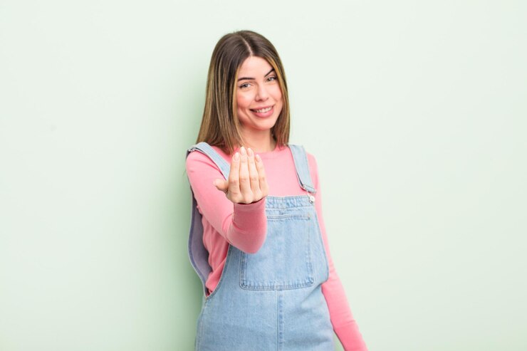 Foto bela jovem se sentindo feliz, bem-sucedida e confiante, enfrentando um desafio e dizendo: traga-o! ou te acolhendo