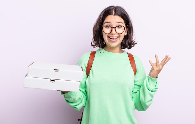 Bela jovem se sentindo feliz, surpresa ao perceber uma solução ou ideia. levar embora o conceito