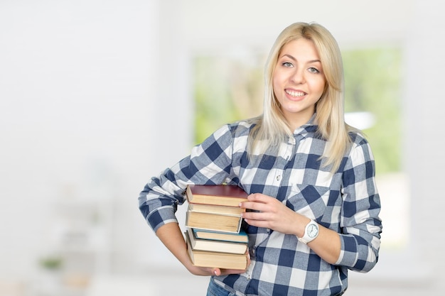 Bela jovem segurando livros