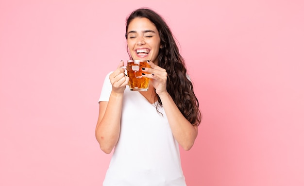 Bela jovem segurando uma caneca de cerveja