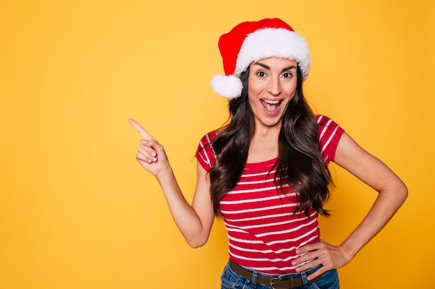 Bela jovem sorridente com chapéu de Papai Noel isolado