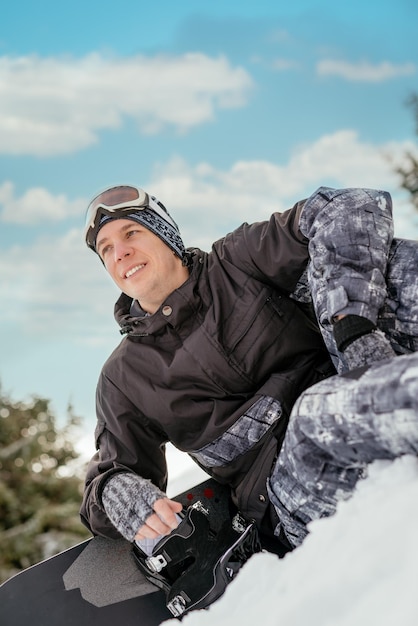 Bela jovem sorridente com snowboard, desfrutando de um dia ensolarado de inverno.