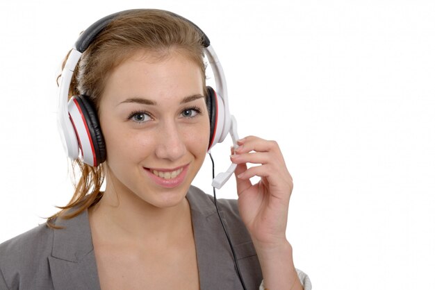 Bela jovem sorridente com um fone de ouvido, em branco