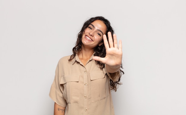 Foto bela jovem sorrindo e parecendo amigável