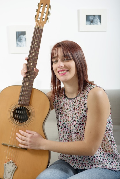 Foto bela jovem tocando violão