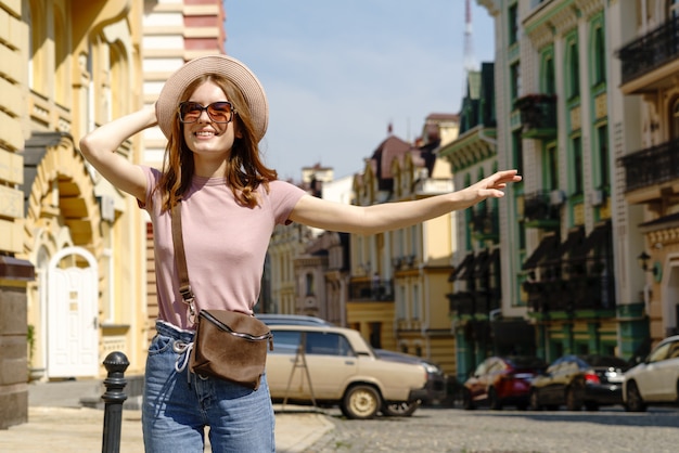 Bela jovem turista agradável caminhada no táxi do centro da cidade.