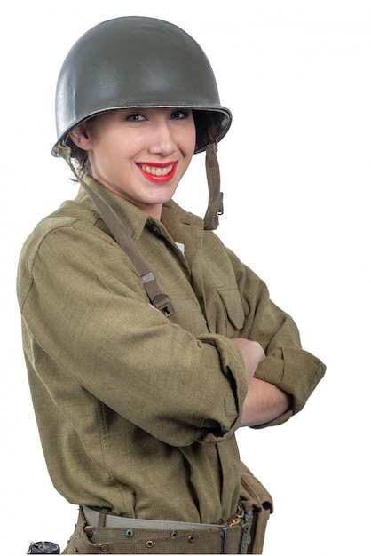 Foto bela jovem vestida de uniforme militar americano ww2 com capacete m1