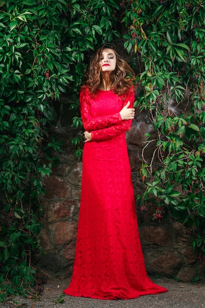 Bela jovem vestida de vermelho