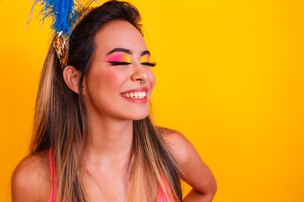 Bela jovem vestida para o carnaval e maquiagem colorida