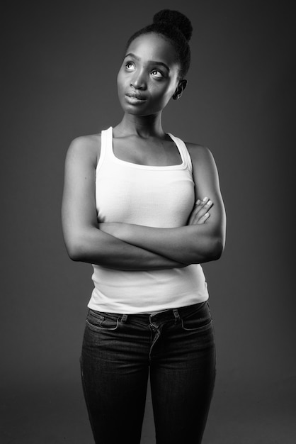 Bela jovem zulu africana pensando em preto e branco