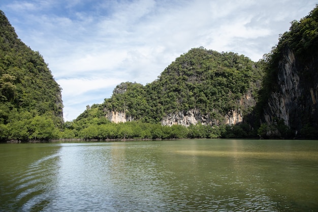 Bela lagoa na ilha de hong em krabi, tailândia