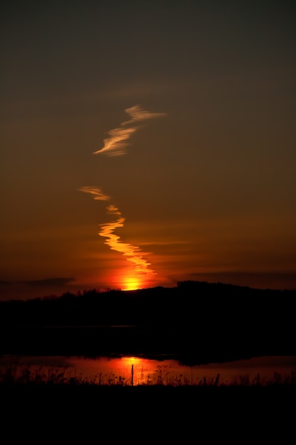 Foto bela linha de nuvens em um pôr do sol de verão.