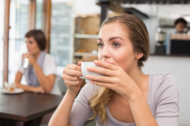 Bela loira desfrutando de um café