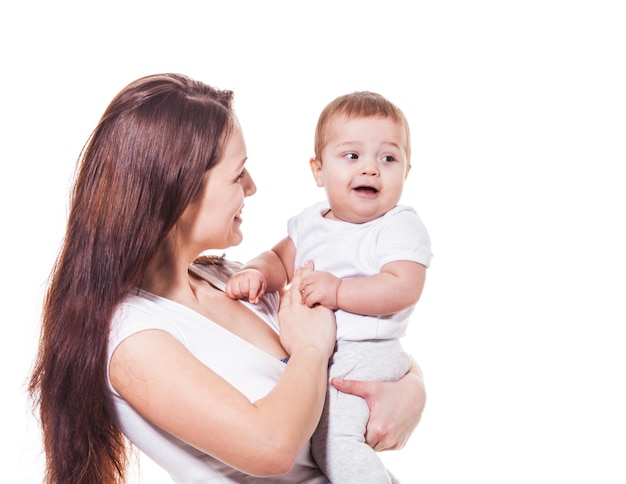 Bela mãe com longos cabelos castanhos brincando com seu lindo filho