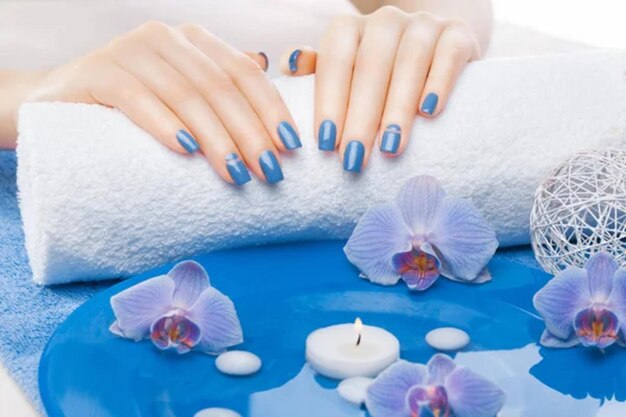 Bela manicure azul com decoração