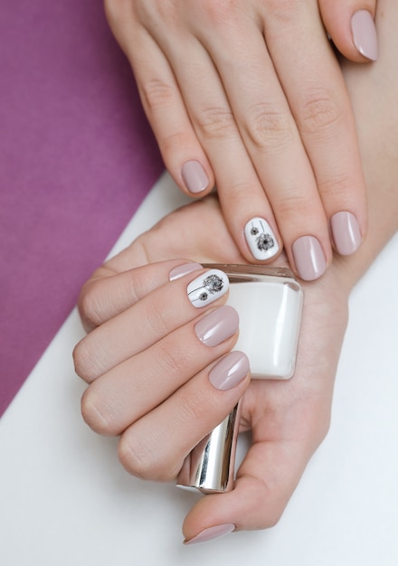 Bela mão feminina com design de unhas-leão.