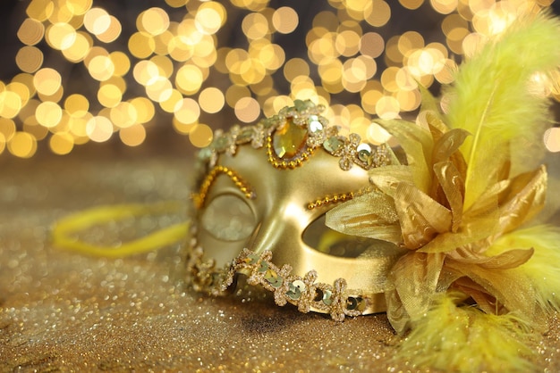 Bela máscara de carnaval em espaço de fundo brilhante dourado para efeito Bokeh de texto