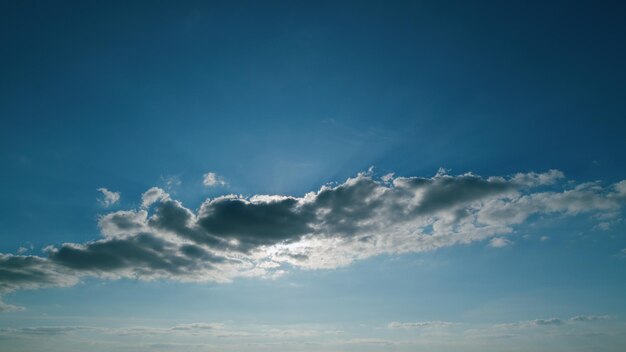 Bela meditação conceitual espetacular fundo céu azul sol com uma nuvens