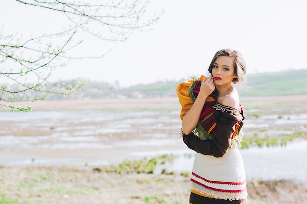 Bela menina boêmia no jardim da primavera