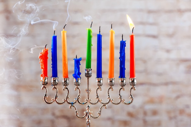 Bela menorá com velas acesas na luz turva fundo conceito de hanukkah feriado judaico m ...