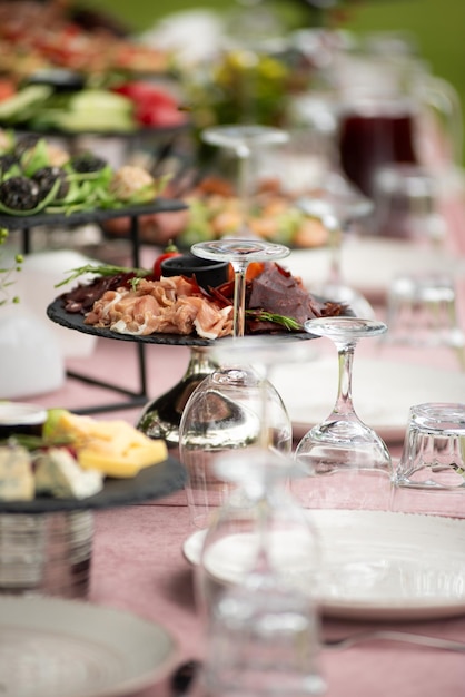 bela mesa com flores e lanches na recepção de casamento decorações de casamento