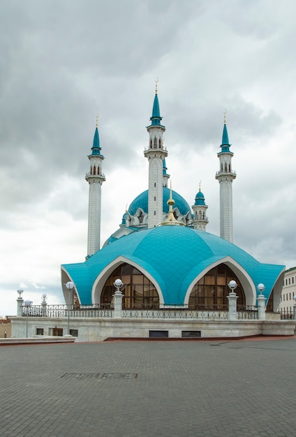 Bela mesquita branca com um telhado azul no céu com nuvens. Mesquita na Rússia em Kazan