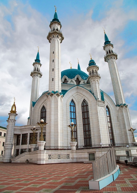 Bela mesquita branca com um telhado azul no céu com nuvens. Mesquita na Rússia em Kazan
