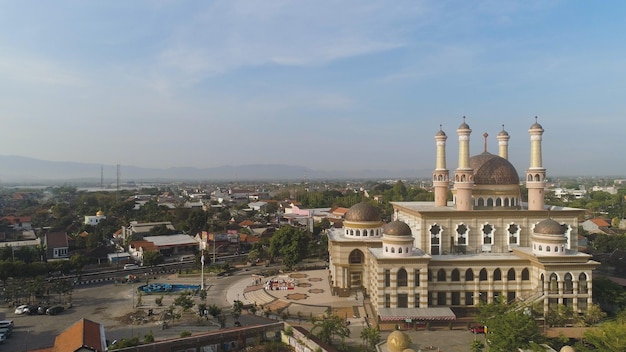 Bela mesquita com minaretes na ilha de Java, Indonésia, visão aérea de uma mesquita em uma cidade asiática