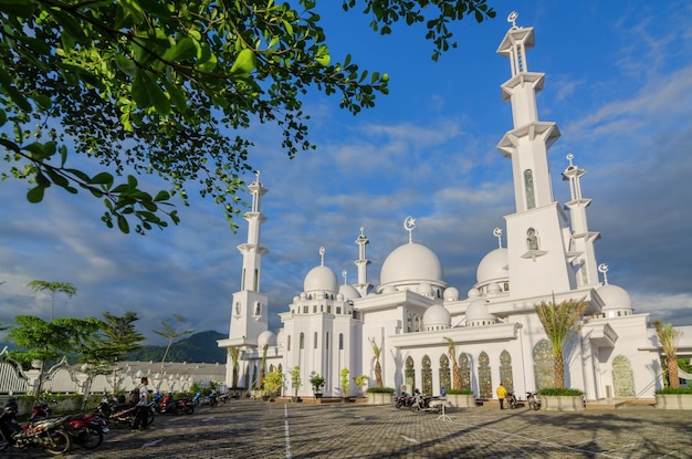 Bela mesquita em Sumatra, Indonésia