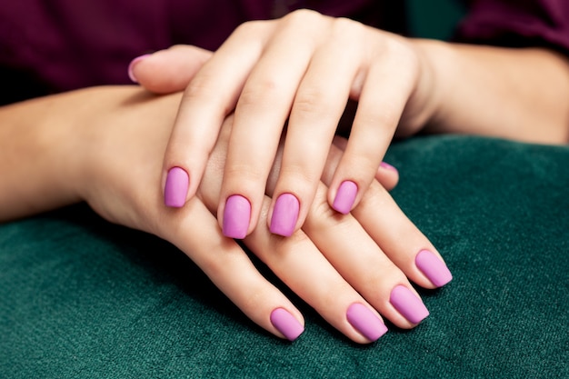 Bela moda elegante roxo fosco manicure.