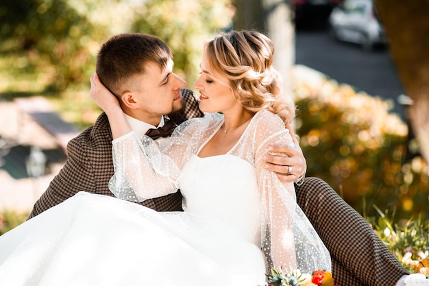 Bela moda jovem noiva e noivo dia do casamento