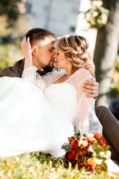 Bela moda jovem noiva e noivo dia do casamento