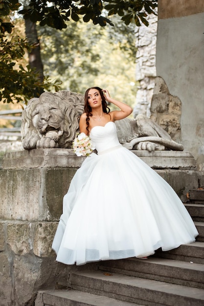 Bela moda jovem noiva e noivo dia do casamento