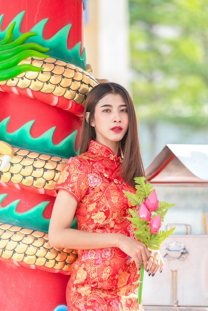 Bela modelo asiático vestindo tradicional cheongsam. feliz ano novo chinês